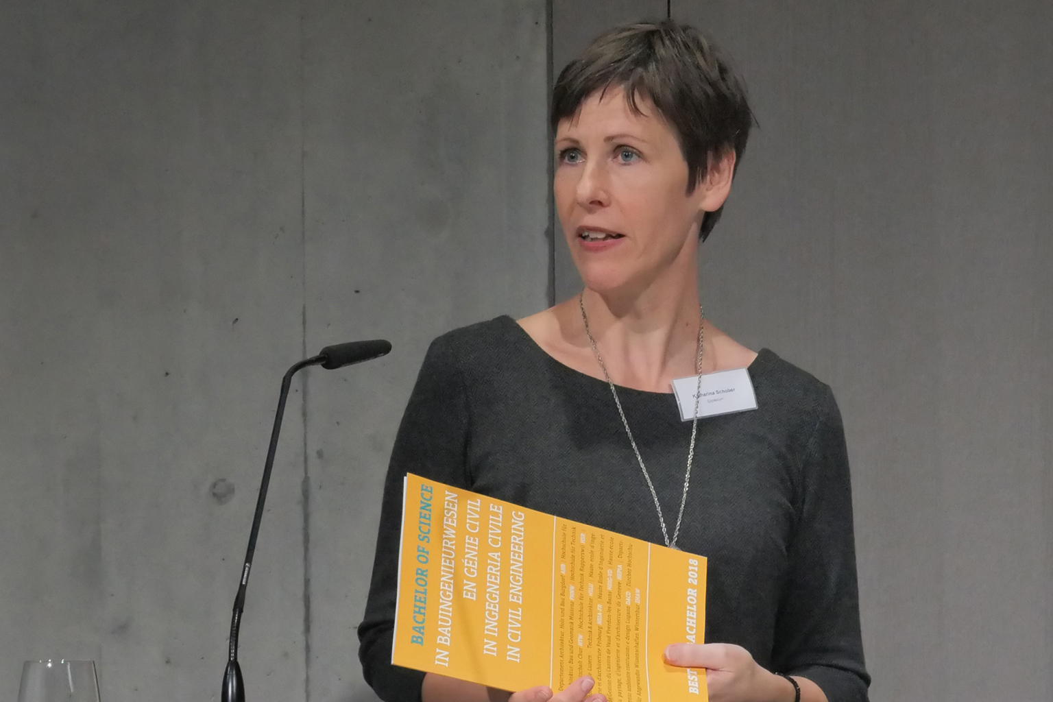 espazium-Verlagsleiterin Katharina Schober überbrachte Grüsse und ermutigende Worte – und präsentierte die Publikation «Best of Bachelor 2018».