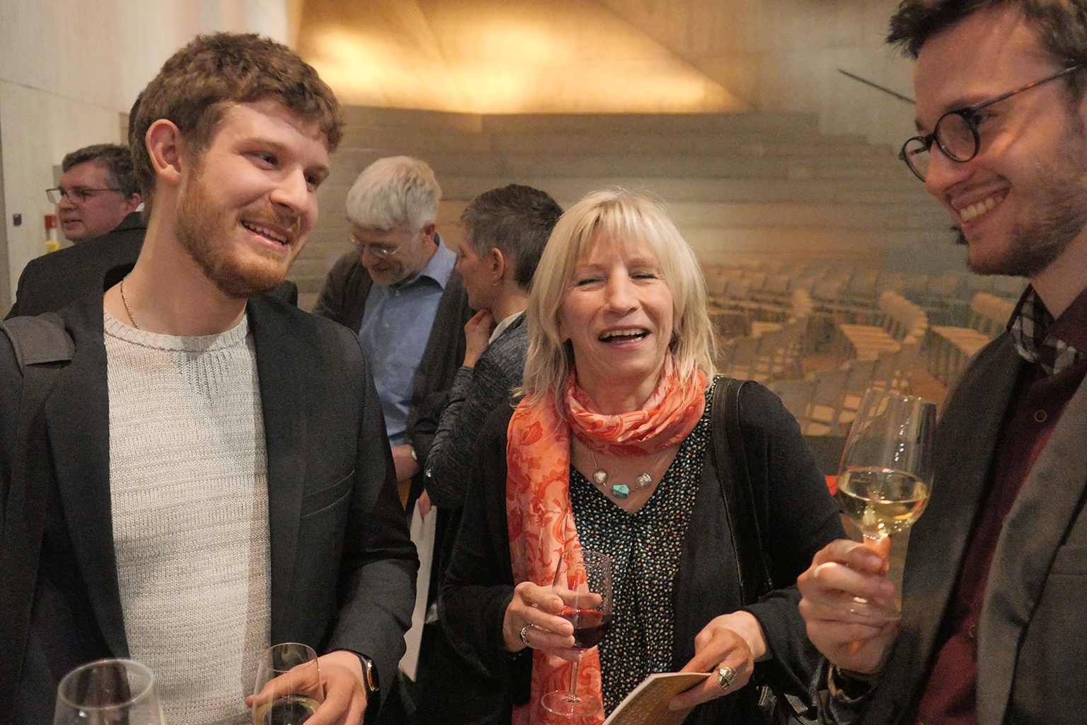 Preisträger Camille Jean Jaccard (li.) mit Familie und Bachelor-Kollege Florian Mottier.