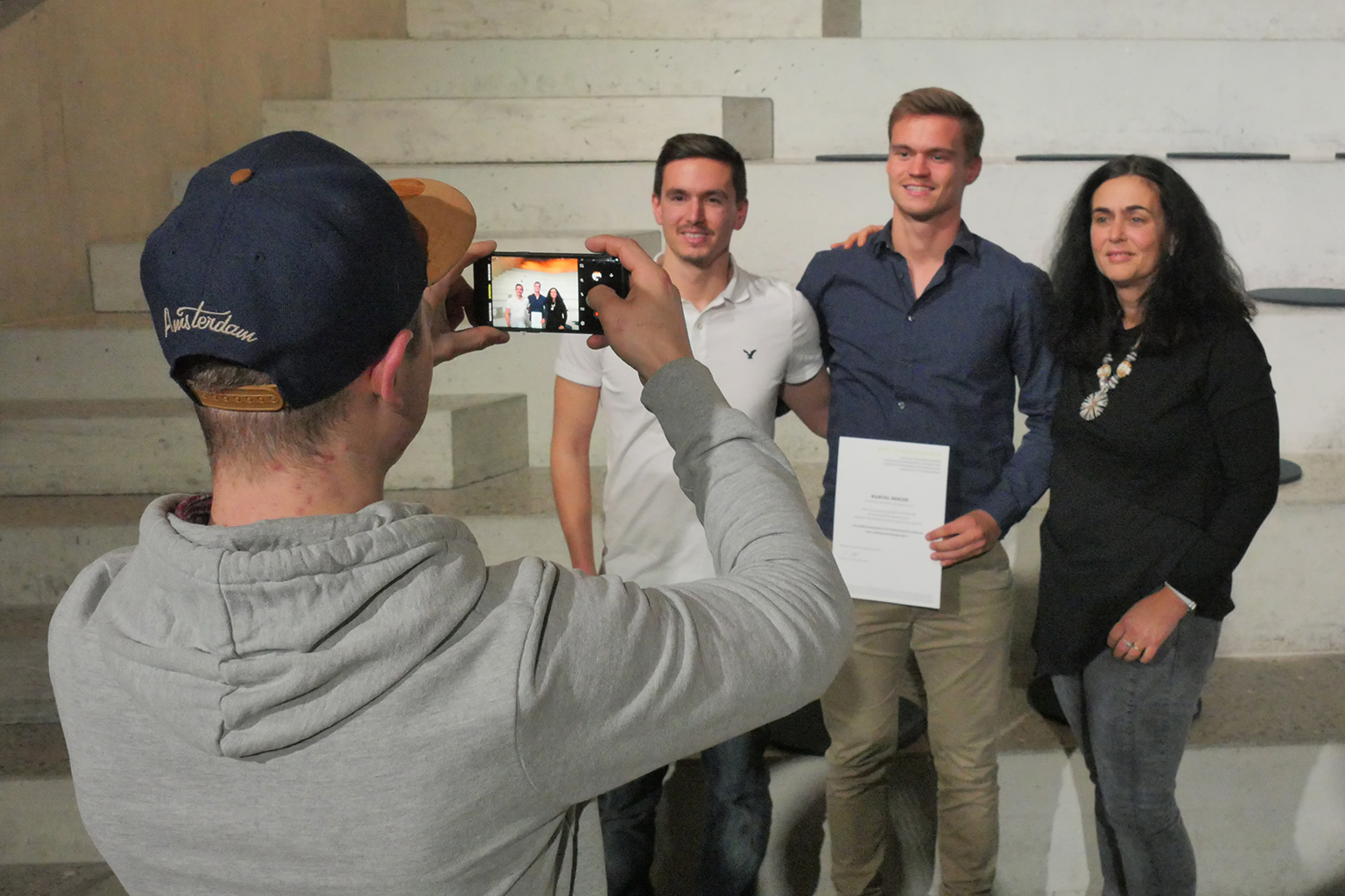 Preisträger Manuel Berger (Mitte) wird zum Social-Media-Helden.