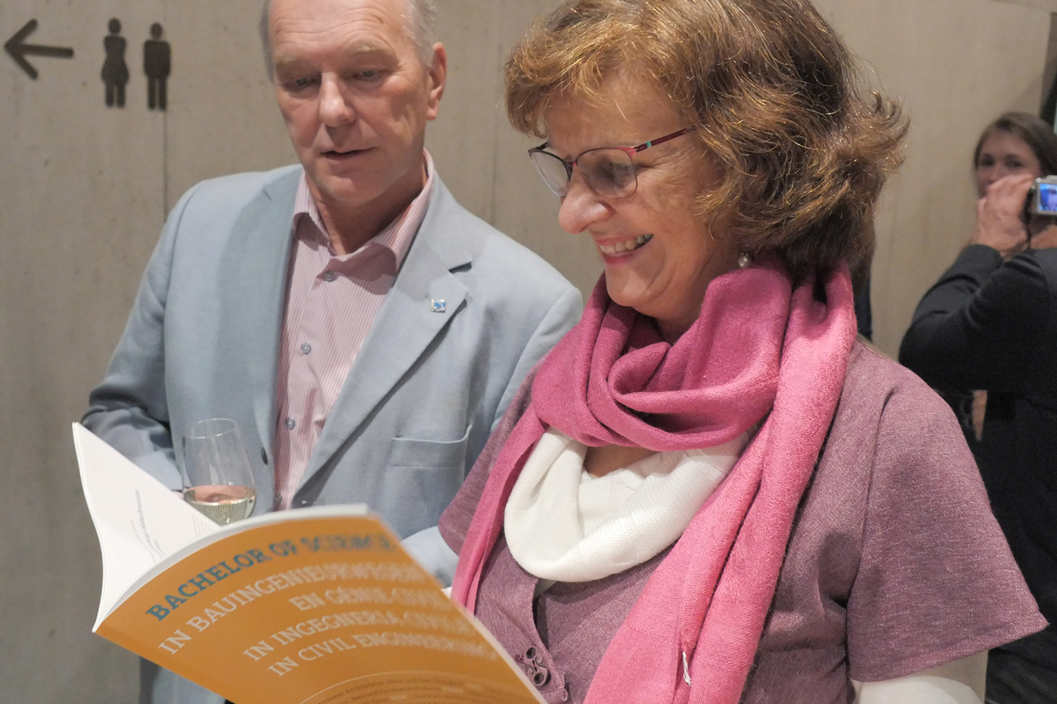 Die frisch gedruckte Publikation «Best of Bachelor 2018» fand sogleich interessierte Lesende.