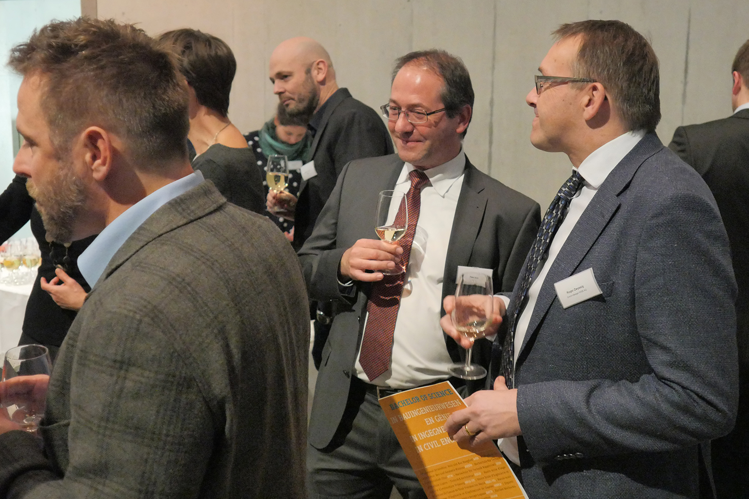 TEC21-Redaktor Peter Seitz (Mitte) mit Roger Zwyssig, Mitglied der Geschäftsleitung der Emch+Berger WSB AG.