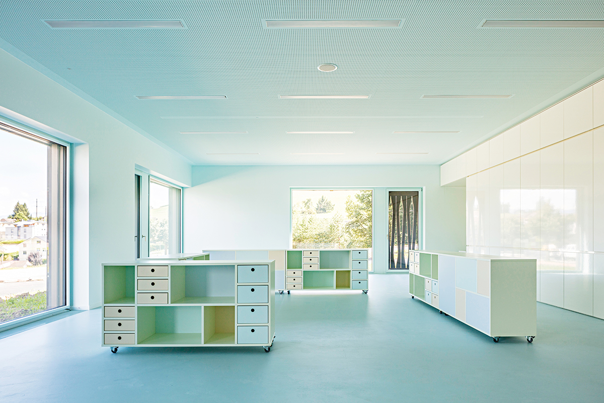 Bei der Möblierung der Kindergärten verwendeten die Architekten auch Elemente, die sich schon bei der Primarschule Avry bewährt haben, wie raumhohe beschreibbare Magnetschränke.