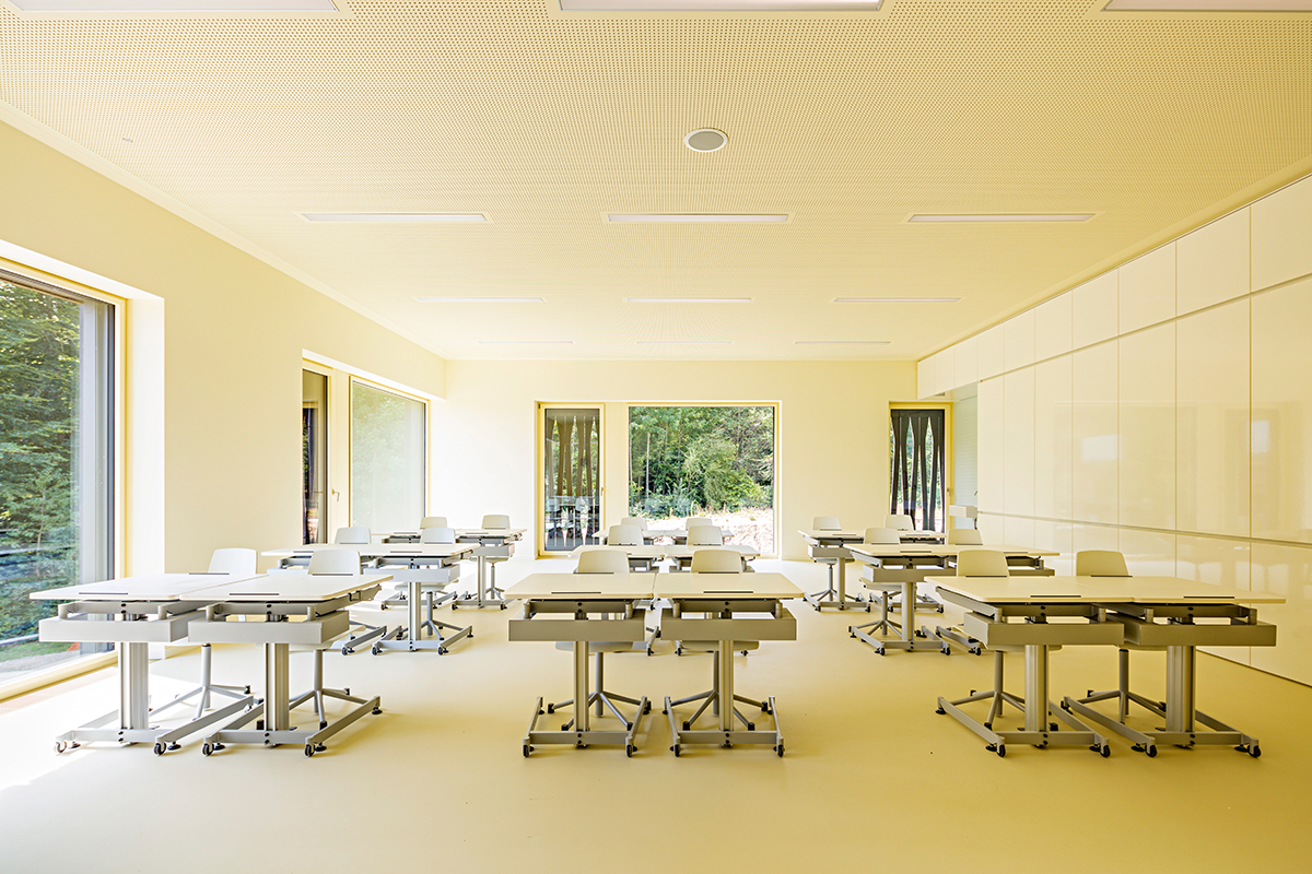 Bei der Möblierung der Klassenzimmern verwendeten die Architekten auch Elemente, die sich schon bei der Primarschule Avry bewährt haben, wie raumhohe beschreibbare Magnetschränke.