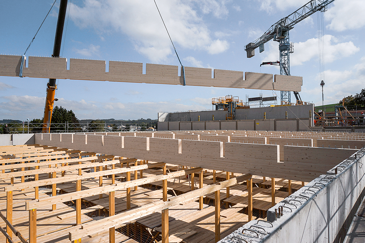 Montage des Holzbalkenrosts.