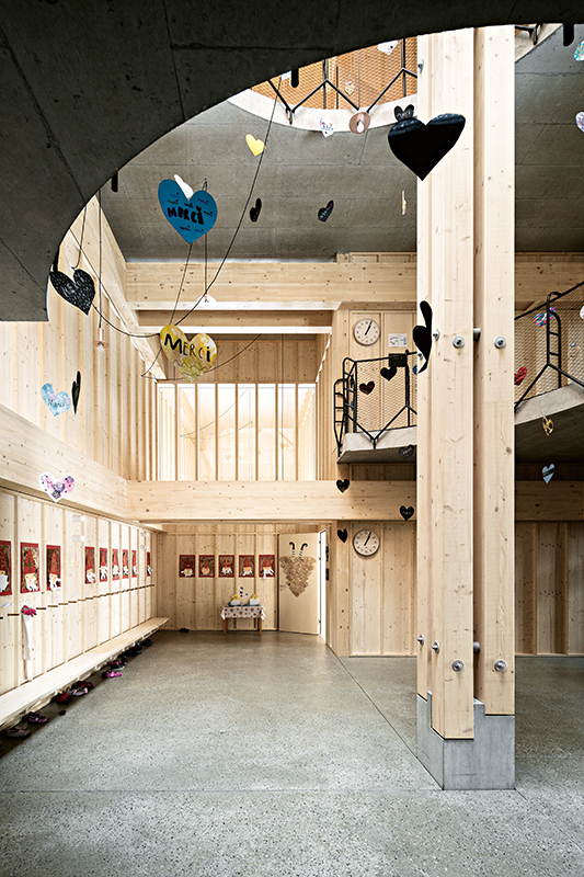 Das zentrale Foyer erlaubt Aus- und Durchblicke auf die anderen Geschosse.