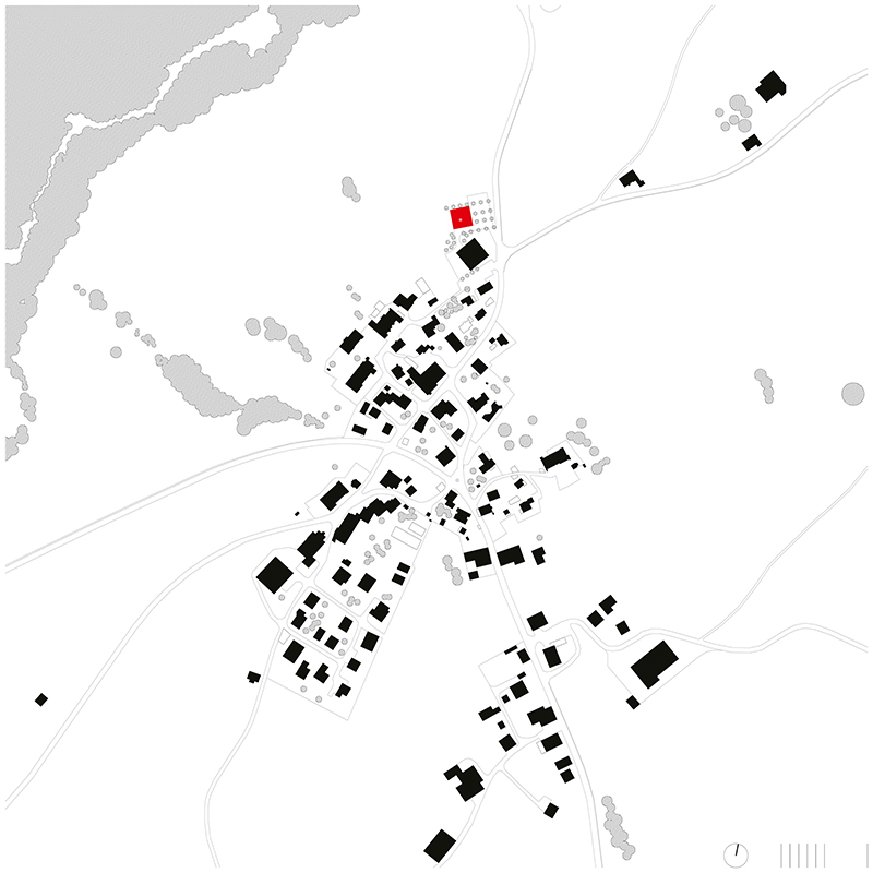 Situation. Die neue Schule liegt am nördlichen Dorfrand. Zusammen mit der südlich daran anschliessenden, bereits bestehenden Turnhalle bildet sie eine eigene Anlage.