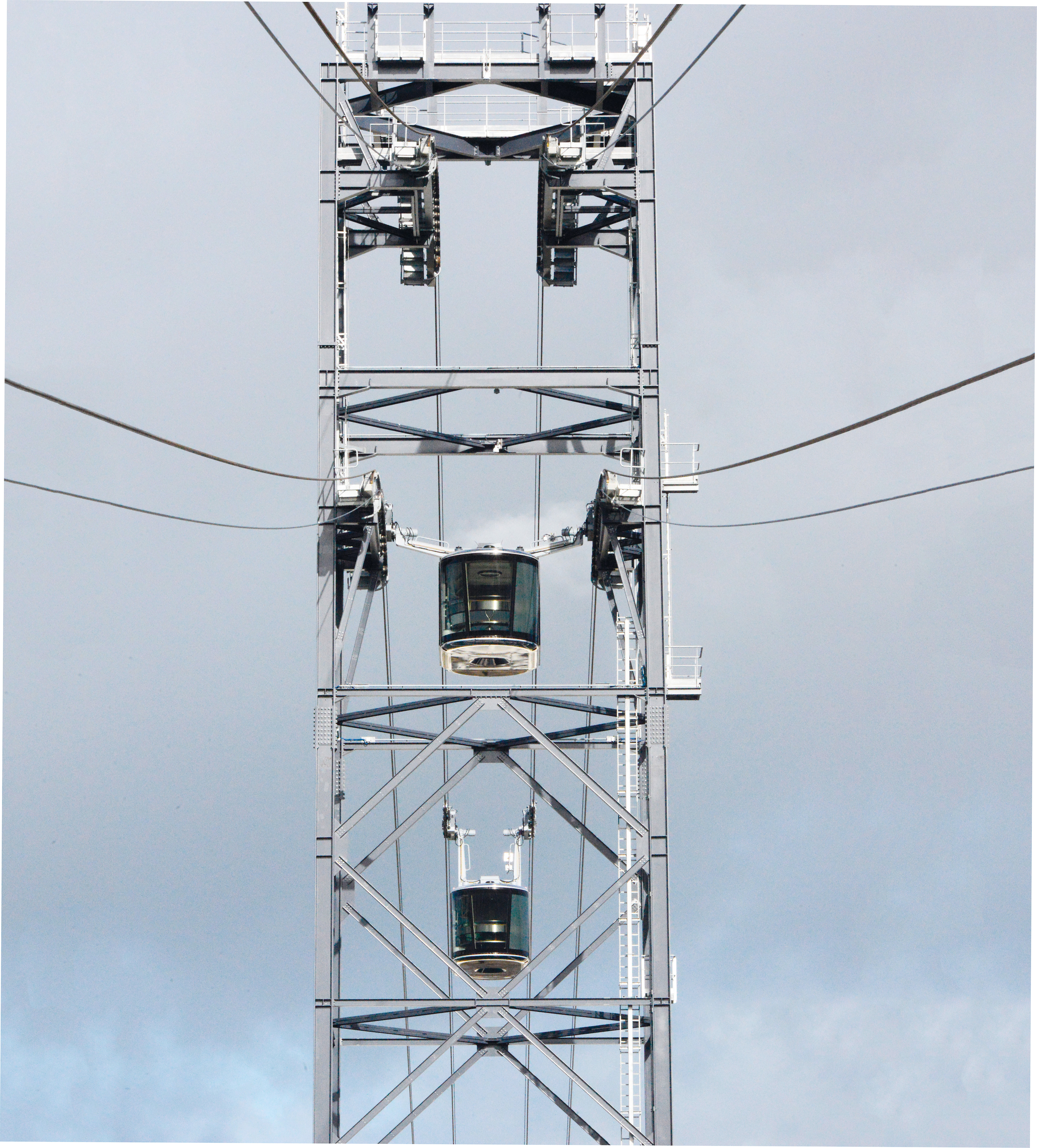 Au niveau de l’unique pylône, les ca­bi­nes se croisent non pas latéralement mais verticalement. Ce principe de saut-de-mouton à câble est une première et fait l’objet d’un brevet.