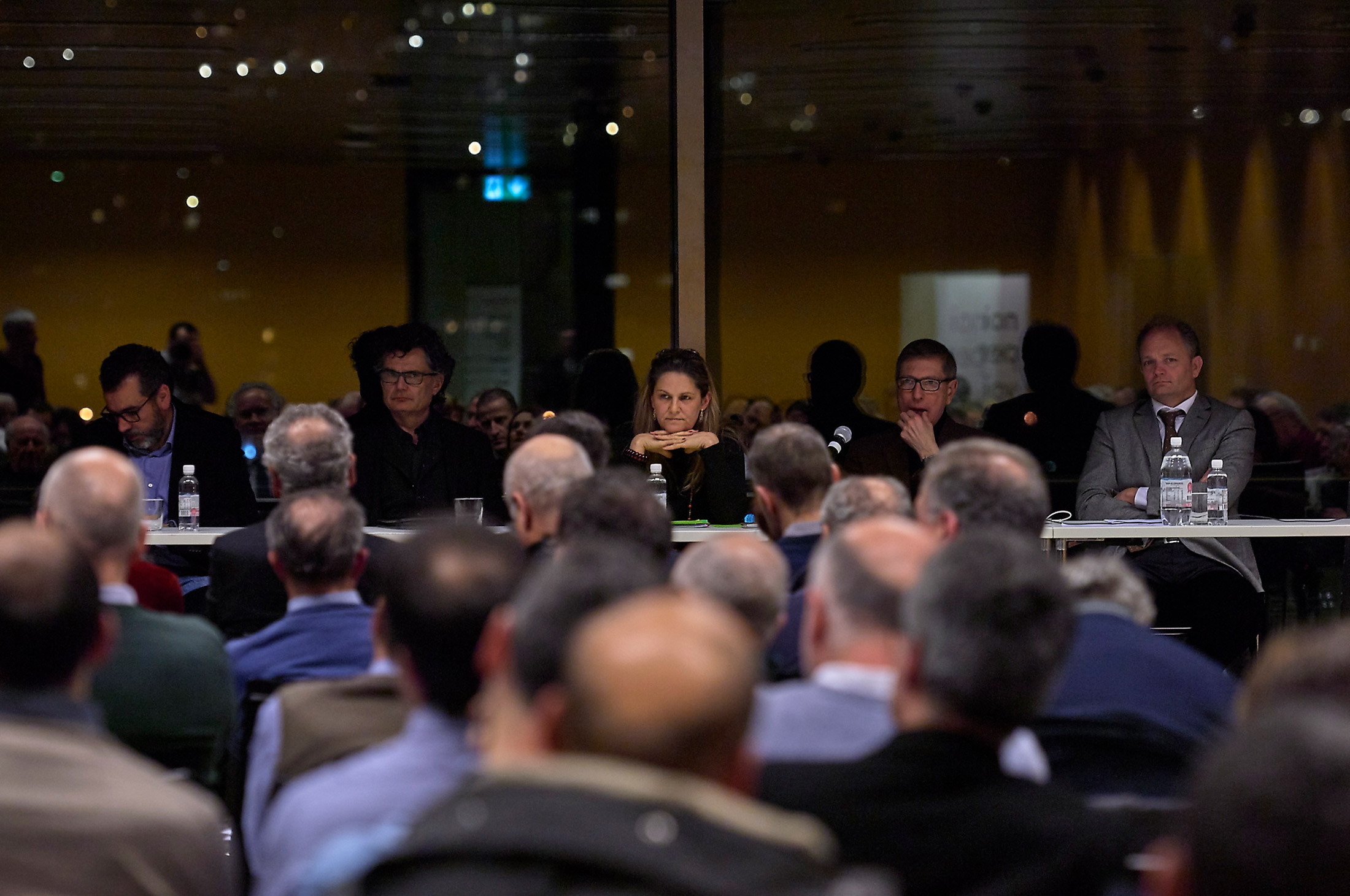 La tavola rotonda con, da sinistra, l'ingegner Gionata Sancisi, l'architetto Jachen Könz, la moderatrice Barbara Wezel, lo storico Fabrizio Panzera, il direttore di AET Roberto Pronini.