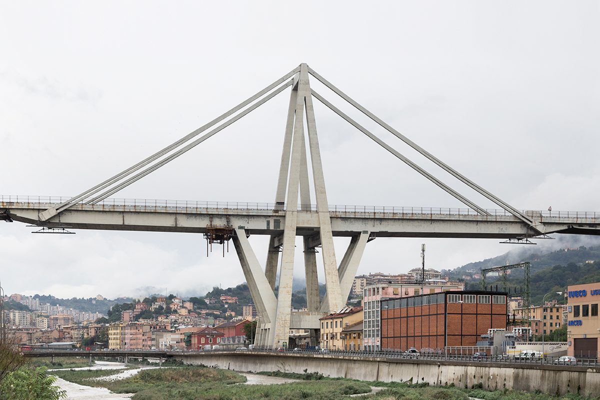 Das System 9 von Süden im Jahr 2013 (vor dem Einsturz). Vorn und hinten die A-förmigen Pylone und die einbetonierten, vorgespannten Tragelemente (Tragseile). Zwischen den Pylonen die H-förmig angeordneten Brückenpfeiler. Je vier Stück kragen nach Osten und Westen aus. Die Brückenplatte wird nur von diesen Pfeilern und den Abspannungen gehalten. Rechts am Bildrand noch ein Teil des östlichen Gerberträgers, der zum System 10 hinüberleitet.