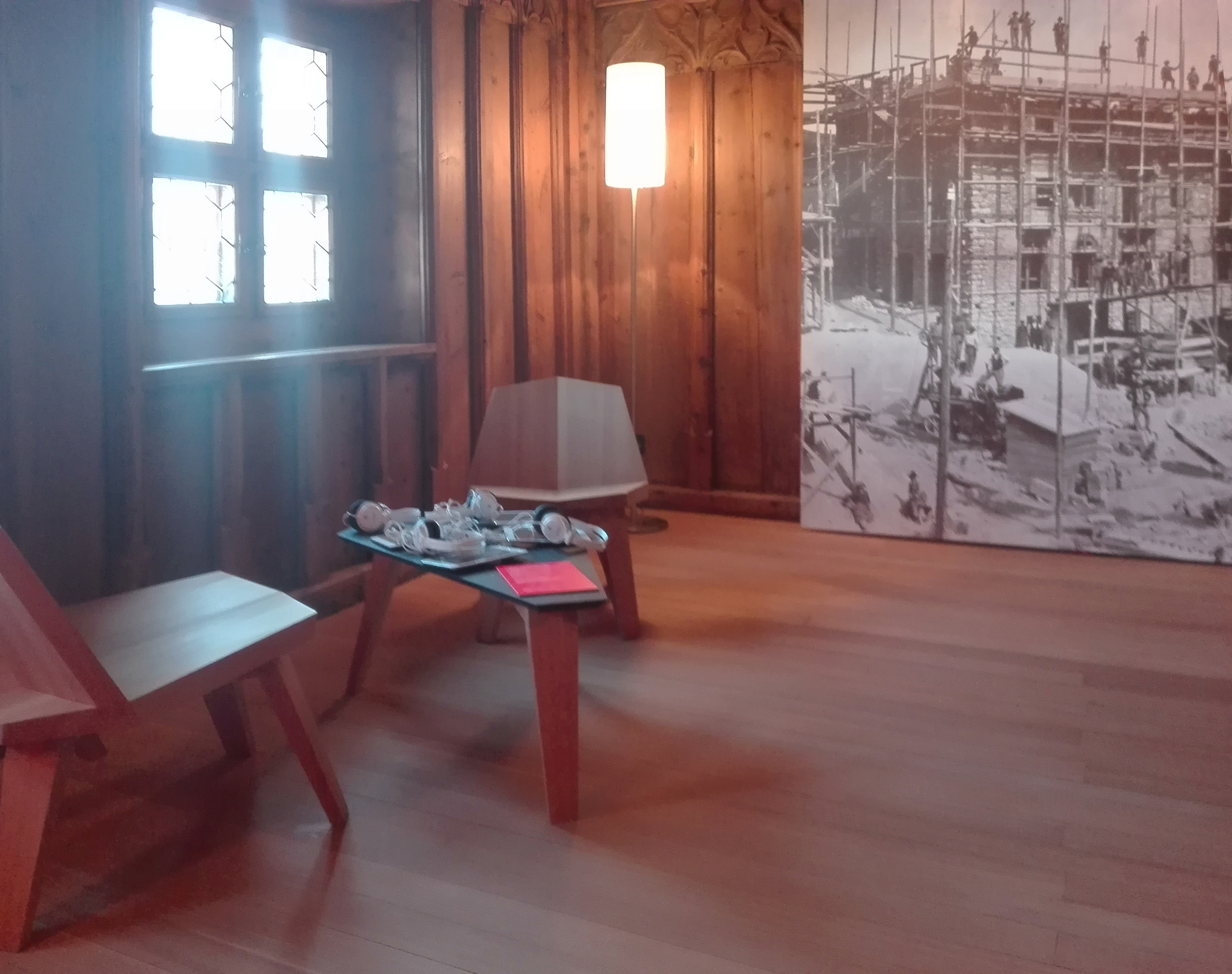 Ausstellung «Hartmann. Architektur einer Familie»: Film- und Tondokumente kann man sich auf Tablets anhören und anschauen. Die Möbel stammen von der Zuozer ECAL-Absolventin Aita Bott und sind zeitgenössische Interpretationen der Stabelle.