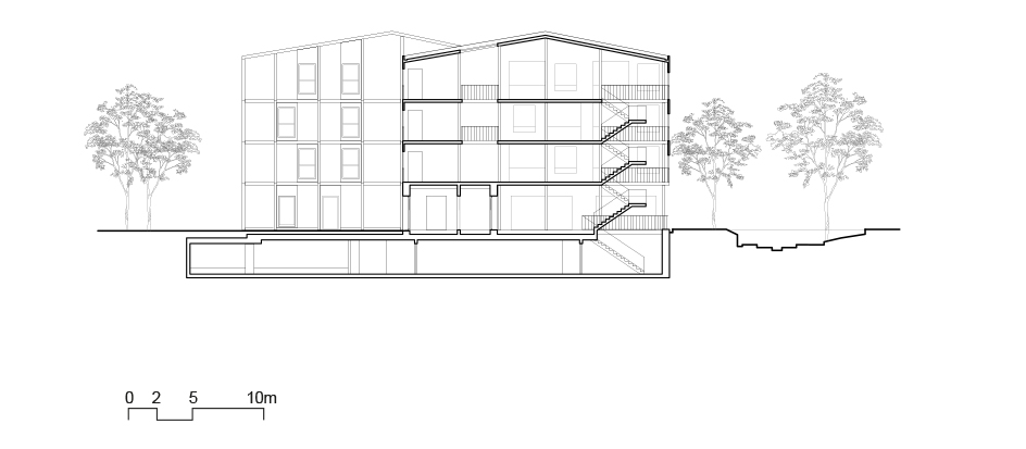 Les paliers de Rigaud 55: en liaison directe avec la cuisine, ils ont rapidement été appropriés par les habitants. Fermés par un bardage ajouré, ils entretiennent une relation visuelle et sonore avec l’extérieur et, le soir, se transforment en lampions.