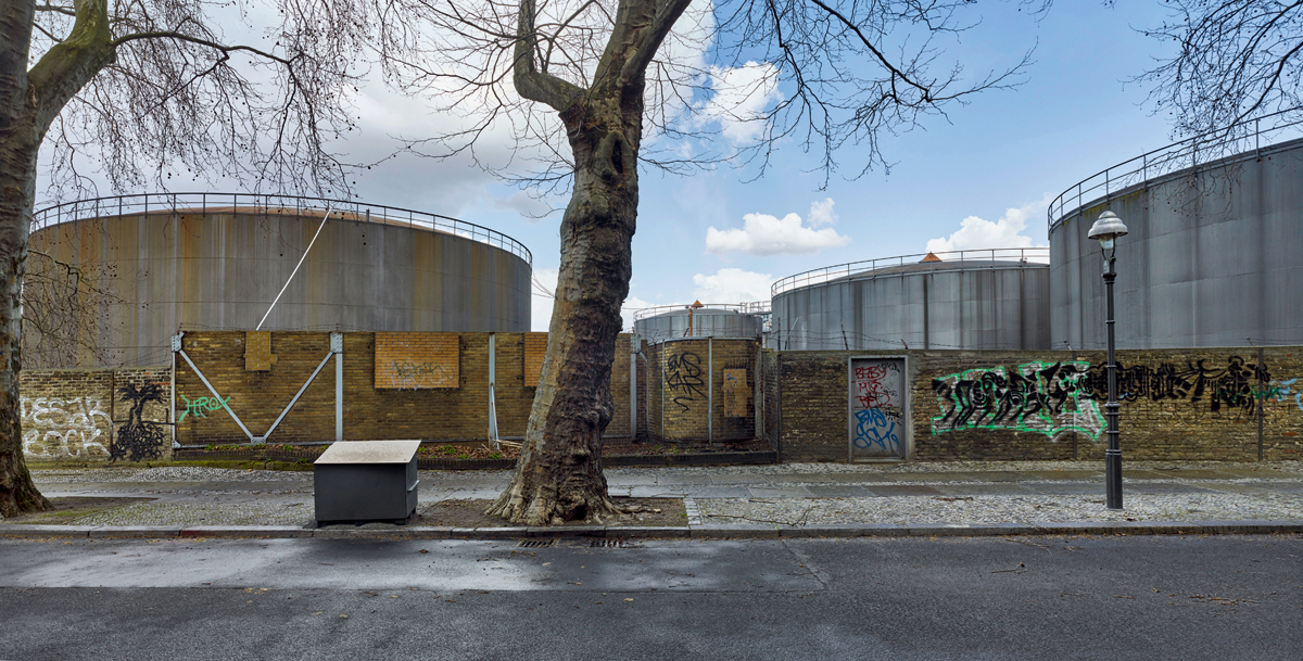 Die WerkBundStadt war auf dem Areal eines Tanklagers geplant. Der Standort in unmittelbarer Nähe zur Spree ist Teil der Industriegeschichte Berlins: ein Ort, der eher gewachsen als geplant ist und durch Brüche und den spröden Charme des Zufälligen geprägt wird.