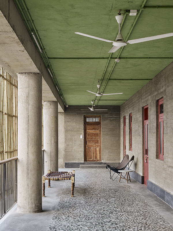 Die Infrastruktur ist mit einfachen Mitteln ausgestattet: Türen und Fenster aus abgebrochenen Bauten, in Eigenregie entwickelte Mosaikböden, zusammengesetzt aus Abfallmaterial verschiedener Steinbrüche, Farbgestaltung und weitgehend handwerklich vor Ort hergestelltes Mobiliar.