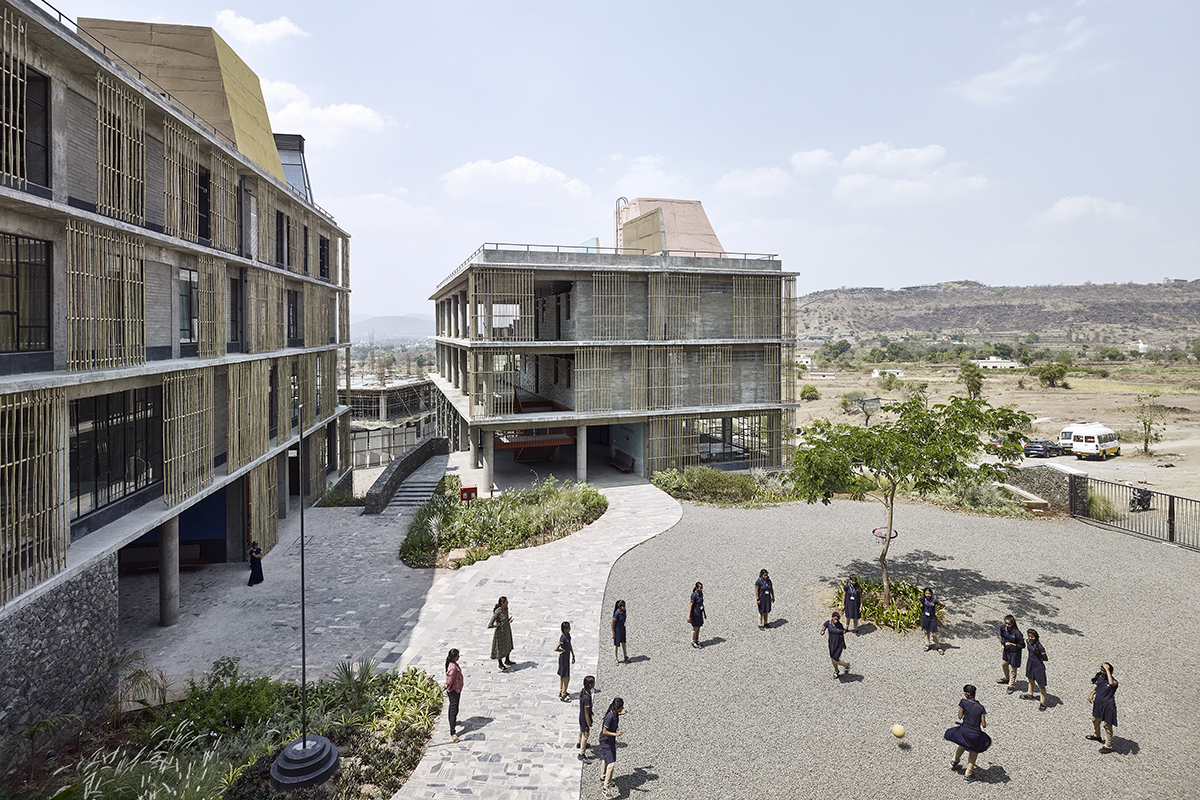 Die «Avasare Academy» in Lasale (Indien) unterrichtet ausschliesslich Frauen. Derzeit sind drei von sechs Gebäuden fertiggestellt und rund 50 % der vollen Belegung von 700 Schülerinnen erreicht. Das 1. und 2. Stockwerk sind je 4 m hoch und dienen als Schulräume, die beiden oberen Stockwerke sind 3,5 m hoch und als Wohn- und Schlafräume für Studentinnen reserviert.