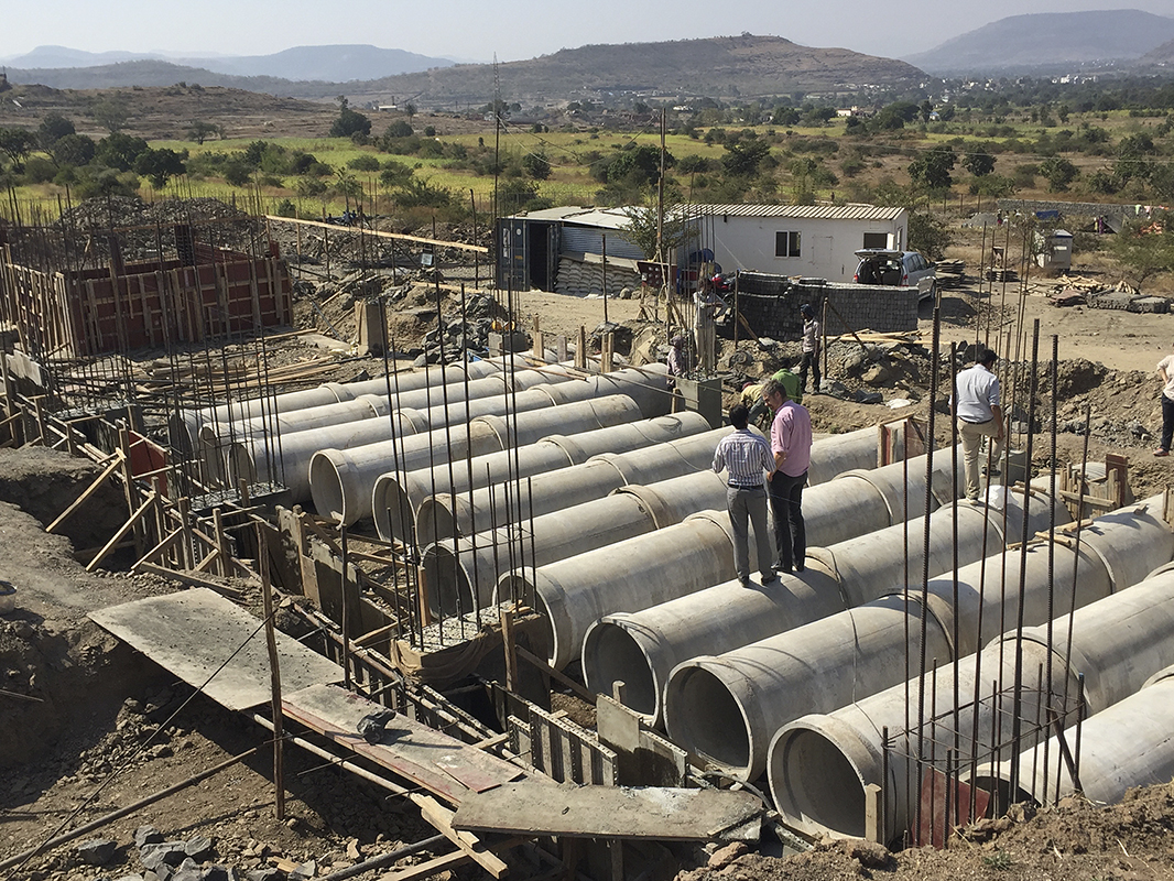 Die im Hausfundament einbetonierten Rohre für das solarbetrieben Lüftungs- und Klimasystem.