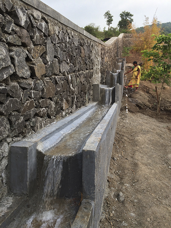 Offene Bewässerungskanäle bringen den Garten zum Blühen.
