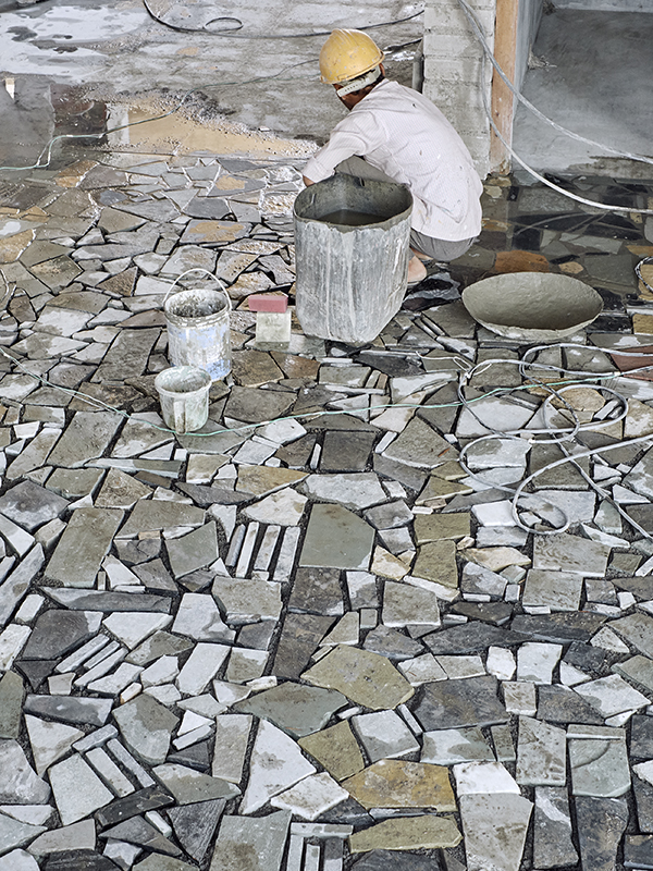 Das Verlegen der Steinmosaikböden folgt keinen vorgegeben Mustern. Die Handwerker sind frei in der Gestaltung.