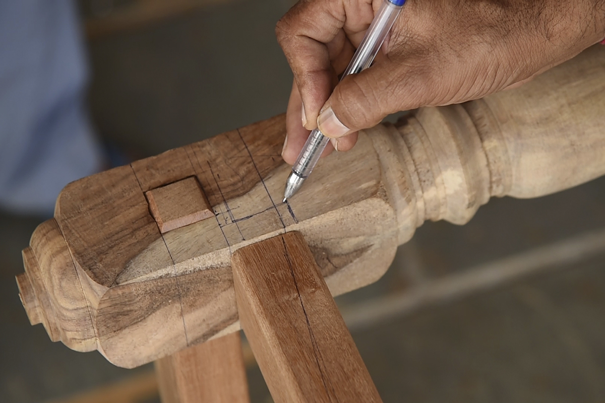 Mit einfachen Steckverbindungen produzieren die Schreiner stabile und doch leicht zu transportierende Bänke.