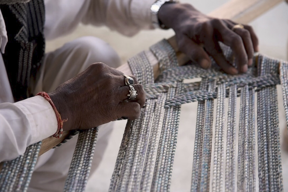 Mit zu Schnüren gewickelten Stoffstücken aus abgelegten Saris erhalten die Bänke ein Flechtwerk für die Sitzfläche.