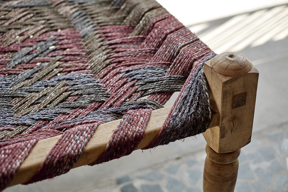 Das Ergebnis dieser geduldigen Schnür- und Flechtarbeit ist ein präzise gearbeitetes und fantasievoll gestaltetes geometrisches Muster.