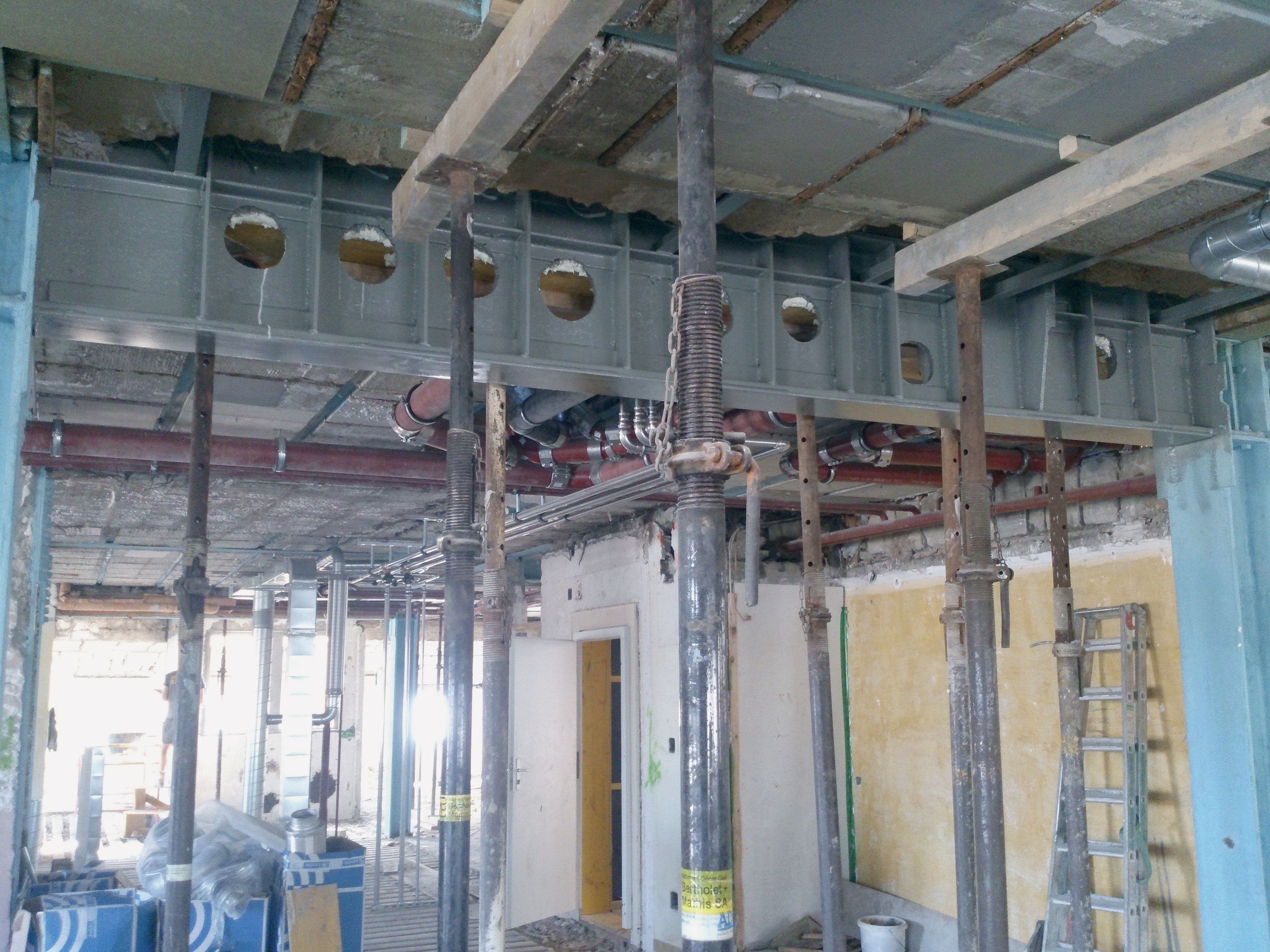 Poutre percée et renforcée pour permettre le passage des techniques