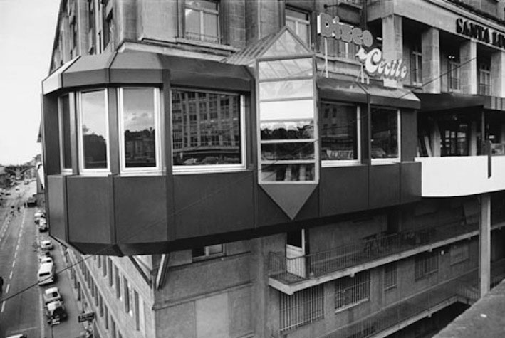La terrasse couverte avec les béquilles