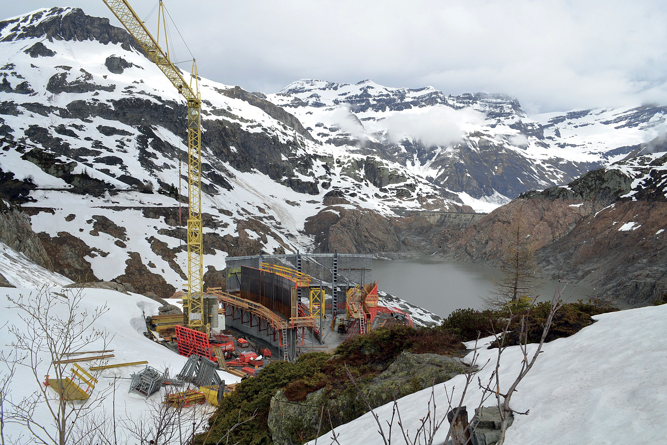 Prise d’eau en cours de construction .