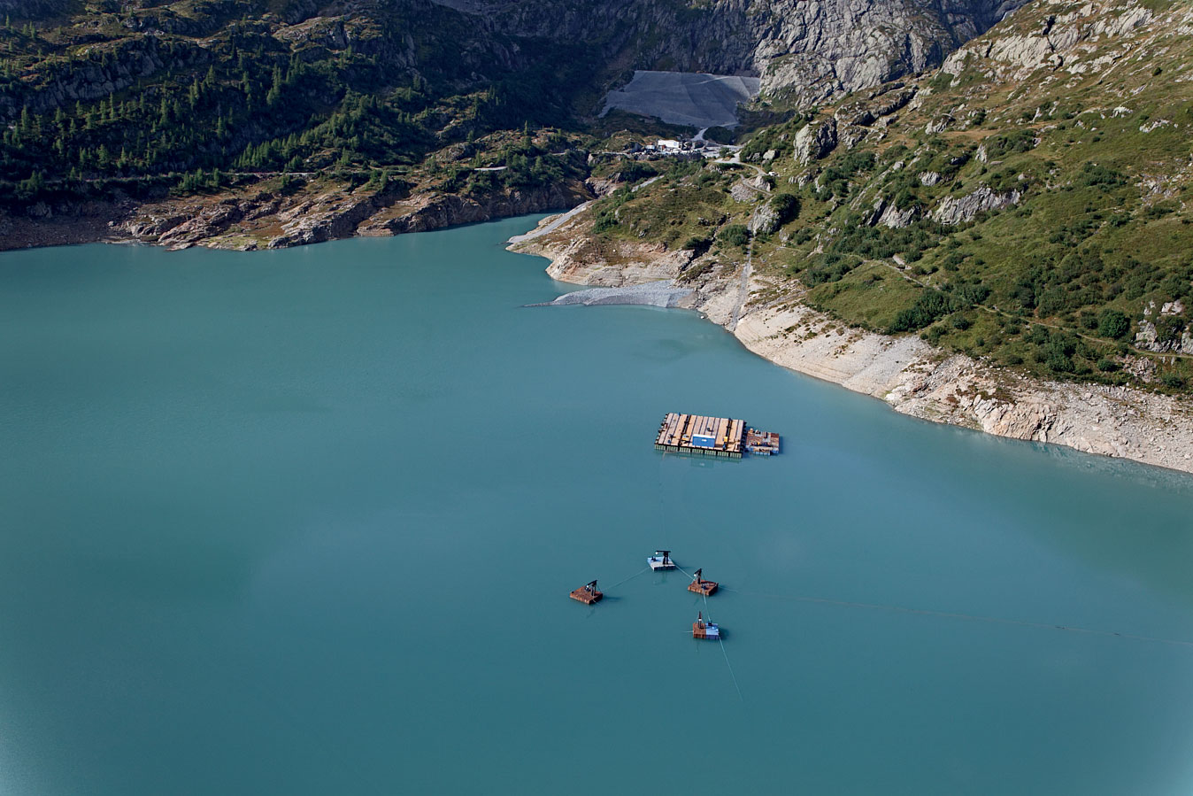 Vue de la plateforme de pontons déséquipée, avec les extrémités supérieures des quatre câbles de guidage .