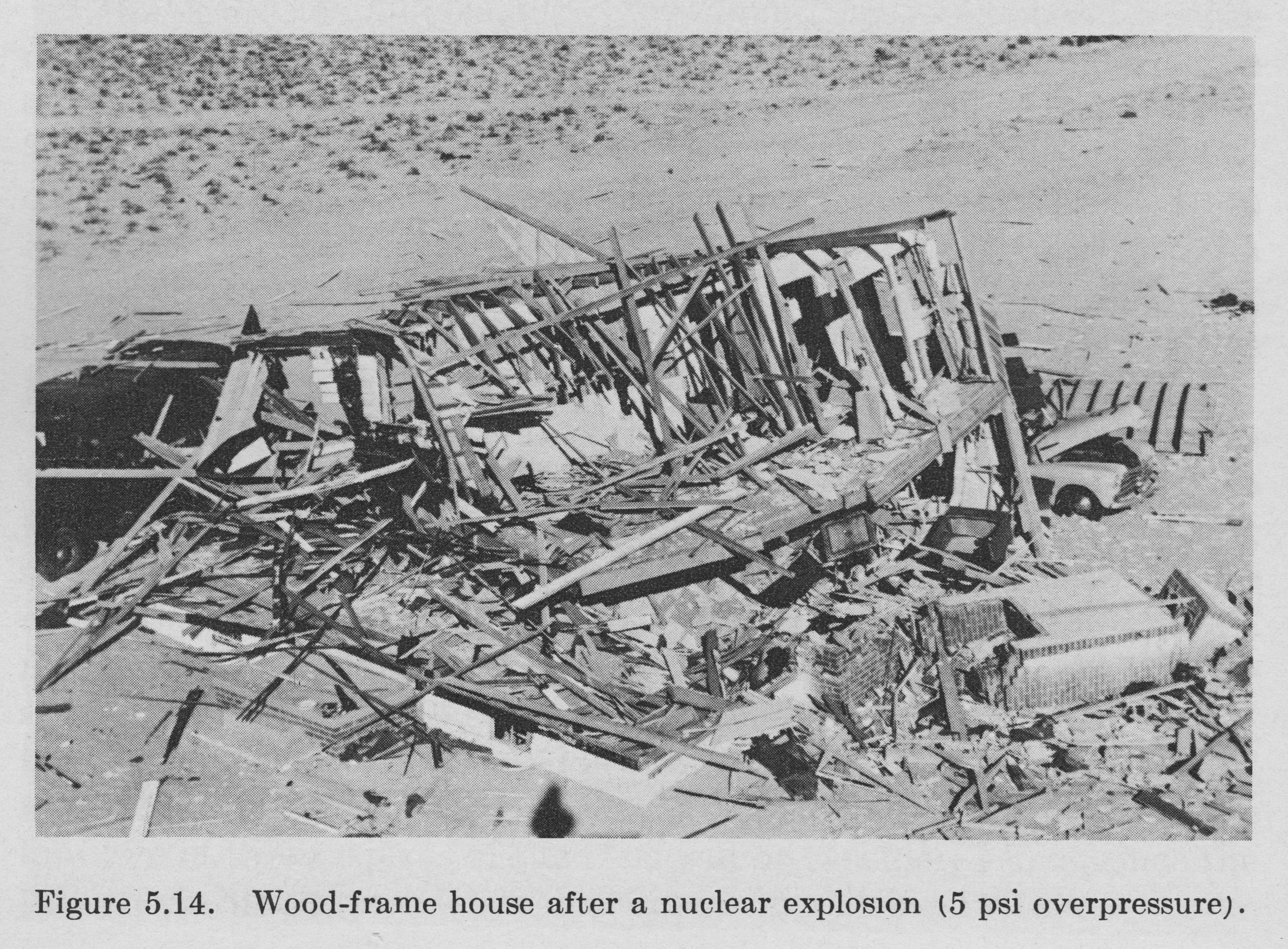 Structure en bois non renforcée, avant et après l’explosion nucléaire (Illustrations tirées de l’ouvrage The Effects of Nuclear Weapons, 1964)