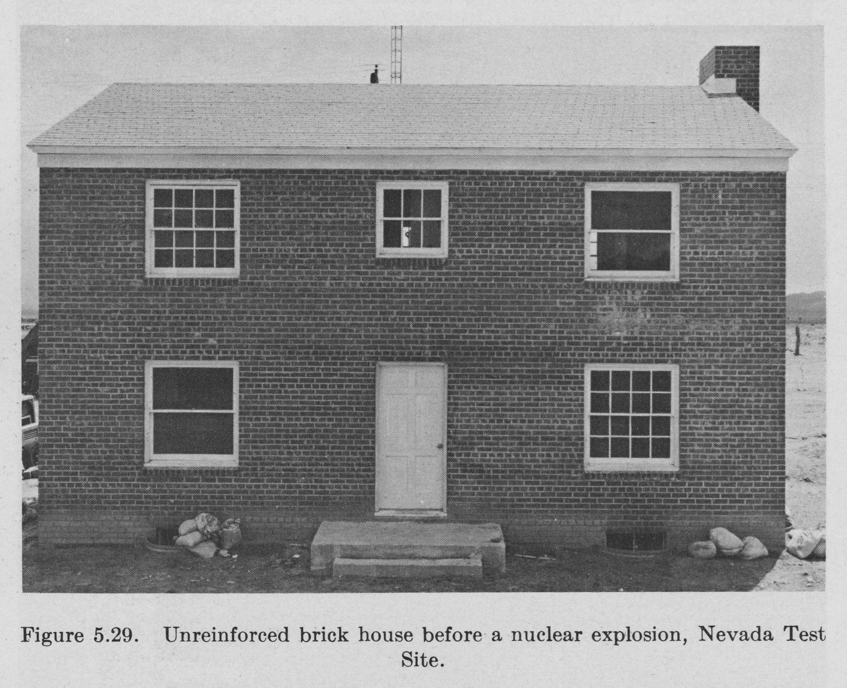 Maison en brique non renforcée avant et après l’explosion (Illustrations tirées de l’ouvrage The Effects of Nuclear Weapons, 1964)