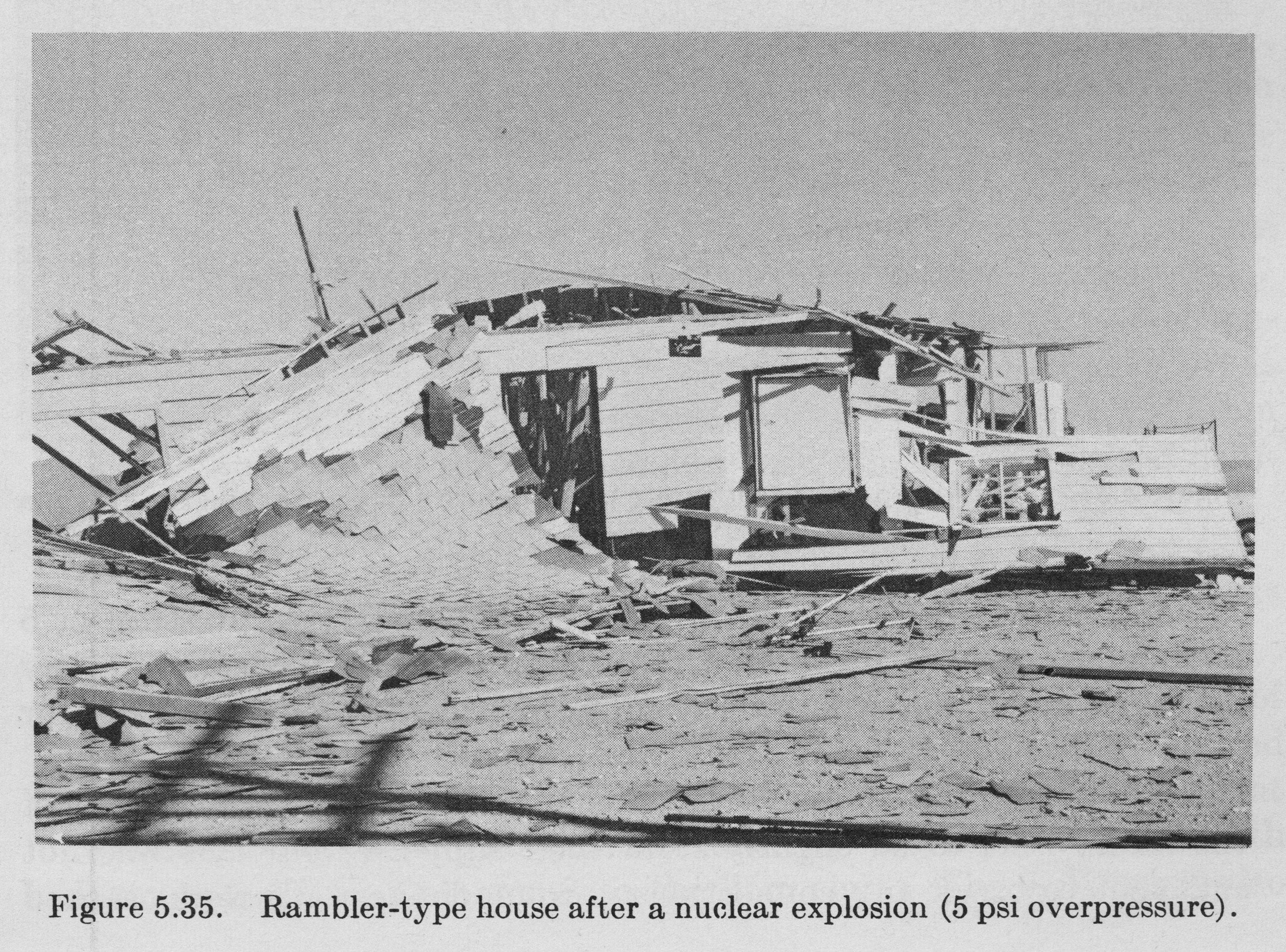 Maison préfabriquée avant et après l’explosion (Illustrations tirées de l’ouvrage The Effects of Nuclear Weapons, 1964)