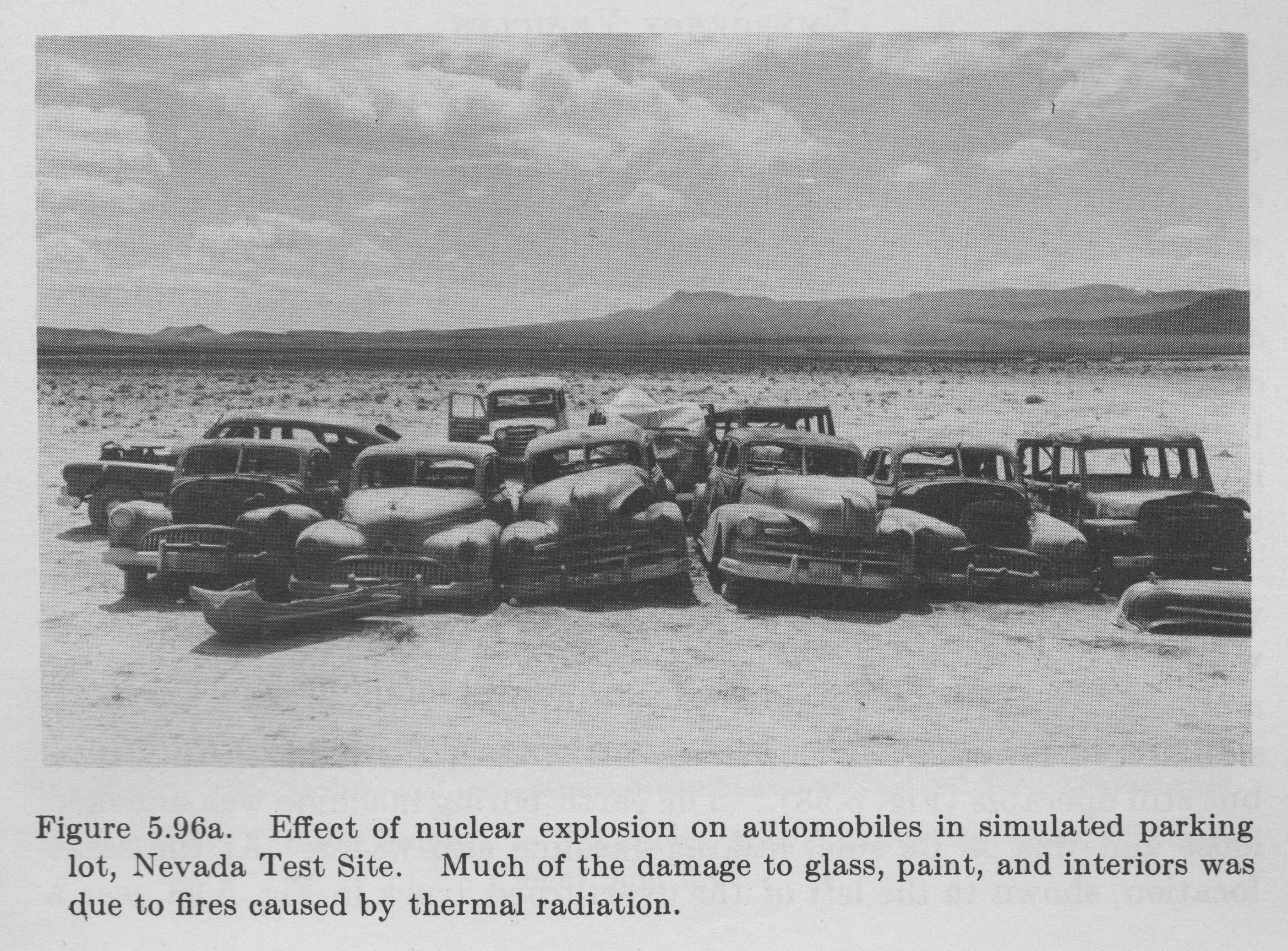 Effet de l’explosion sur différents véhicules motorisés. (Illustrations tirées de l’ouvrage The Effects of Nuclear Weapons, 1964)