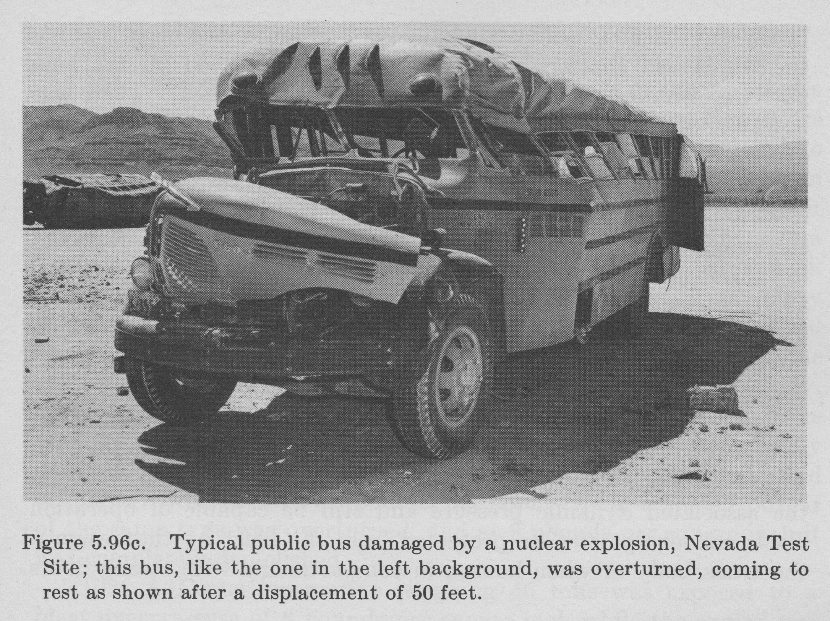 Effet de l’explosion sur différents véhicules motorisés. (Illustrations tirées de l’ouvrage The Effects of Nuclear Weapons, 1964)