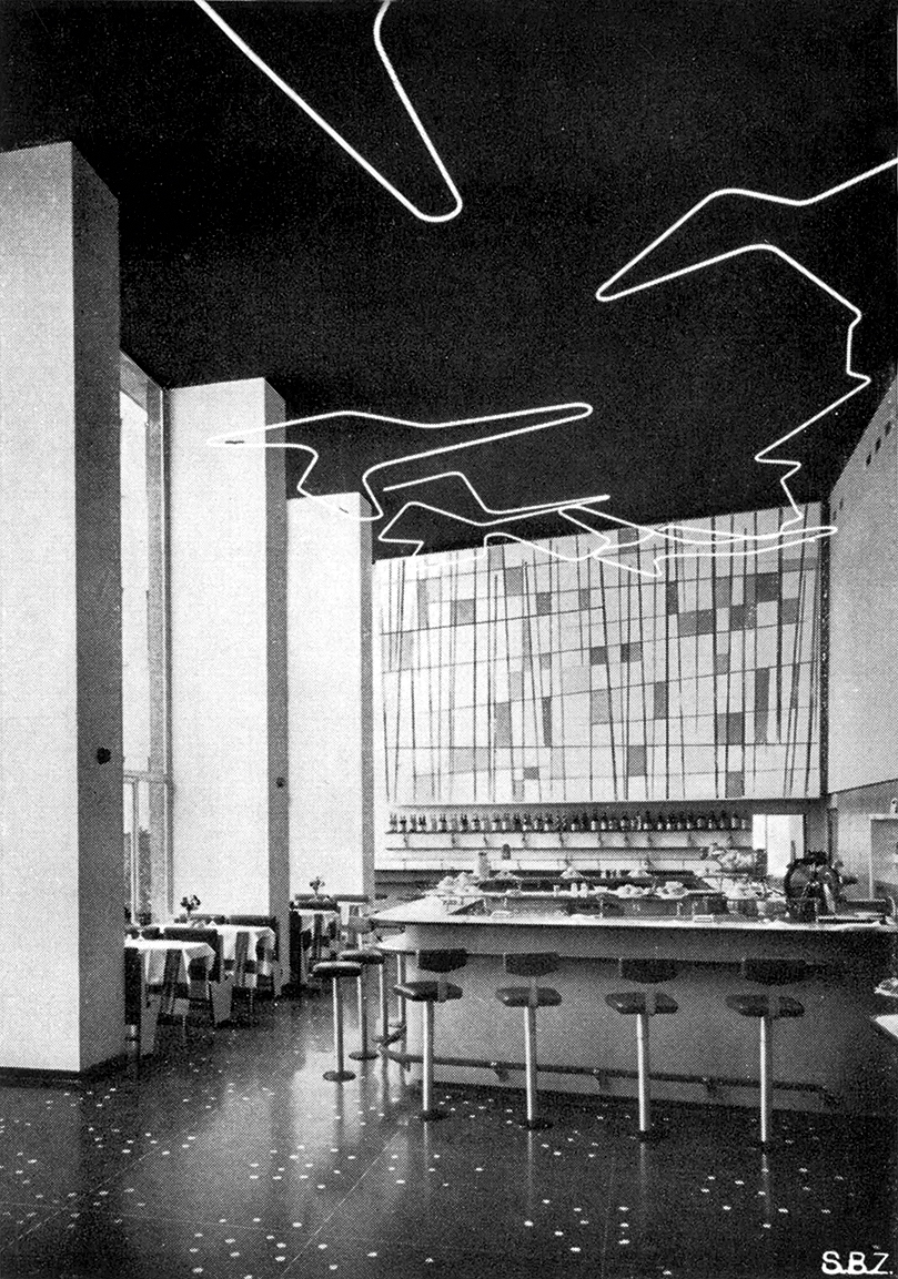 Interno del «Quickbar». Si noti l’opera di Fritz Fricker sulla parete sopra al bar. (Fonte: «Schweizerische Bauzeitung», n. 72, 1954)