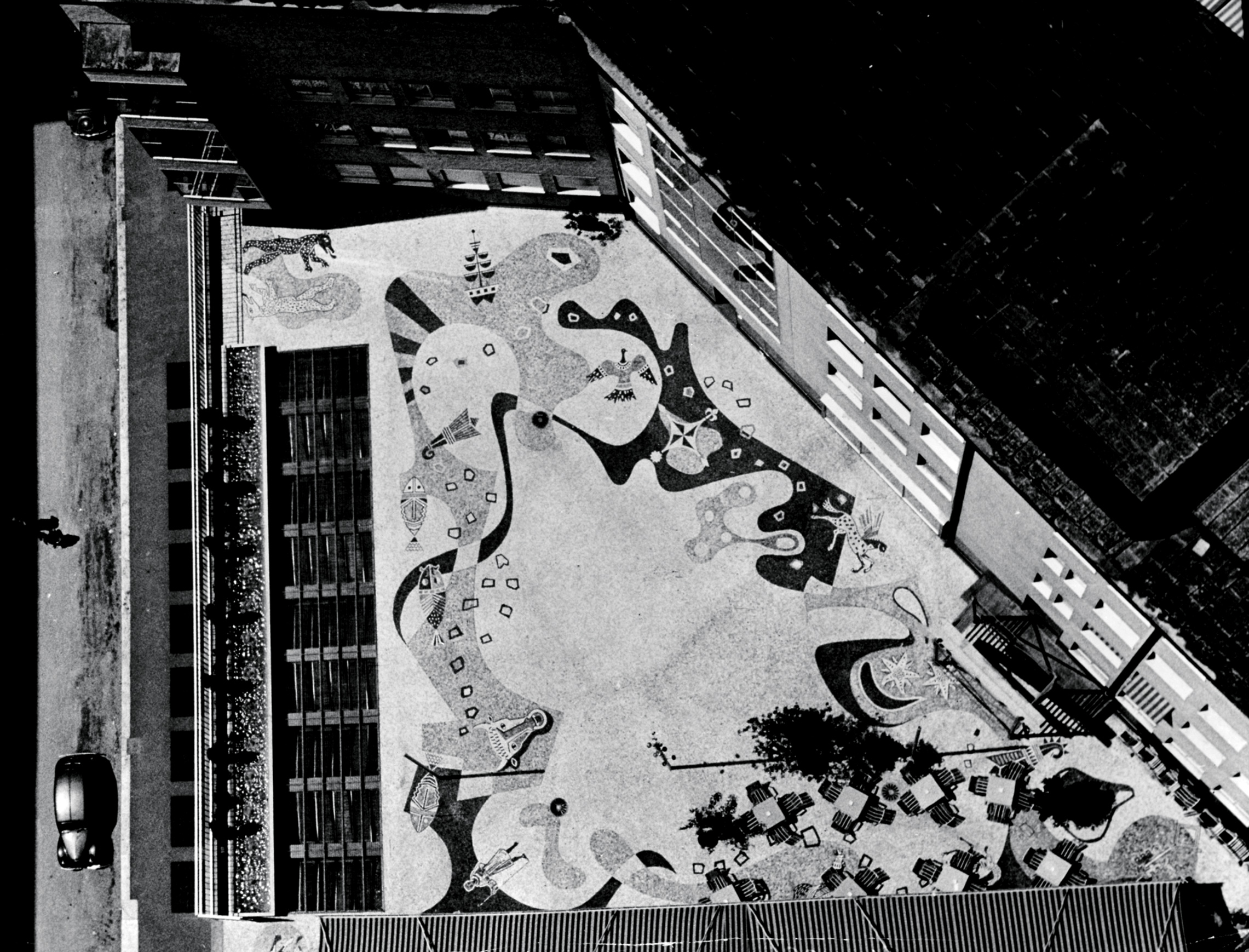 Veduta zenitale del mosaico pavimentale di Alberto Salvioni nella corte interna. (Fonte: concessione di Paola Salvioni)