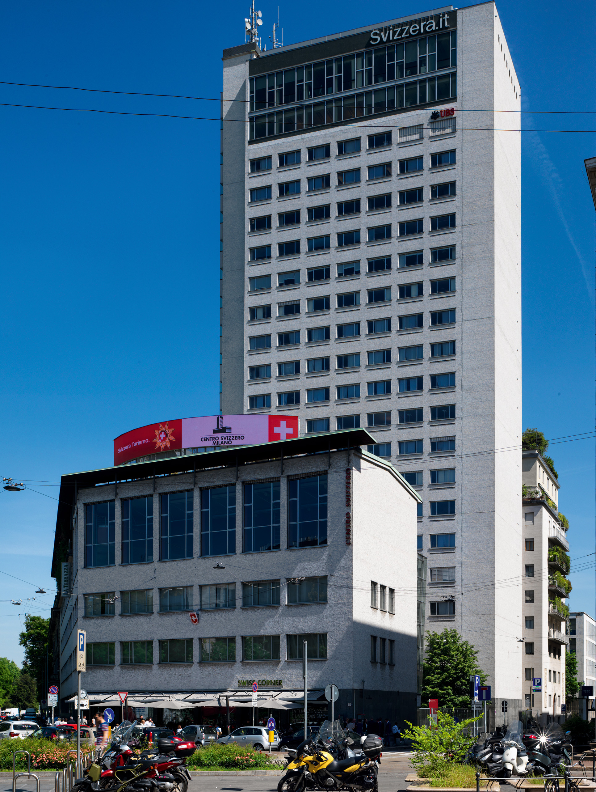 Veduta del Centro Svizzero da piazza Cavour, dopo l’installazione dell’insegna luminosa (Foto: archivio Broggi+Burckhardt e Marco Introini)