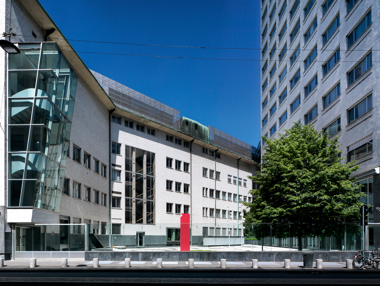 Veduta della corte interna del complesso. In evidenza la nuova scala e il volume tecnico sul corpo basso (Foto: Marco Introini)