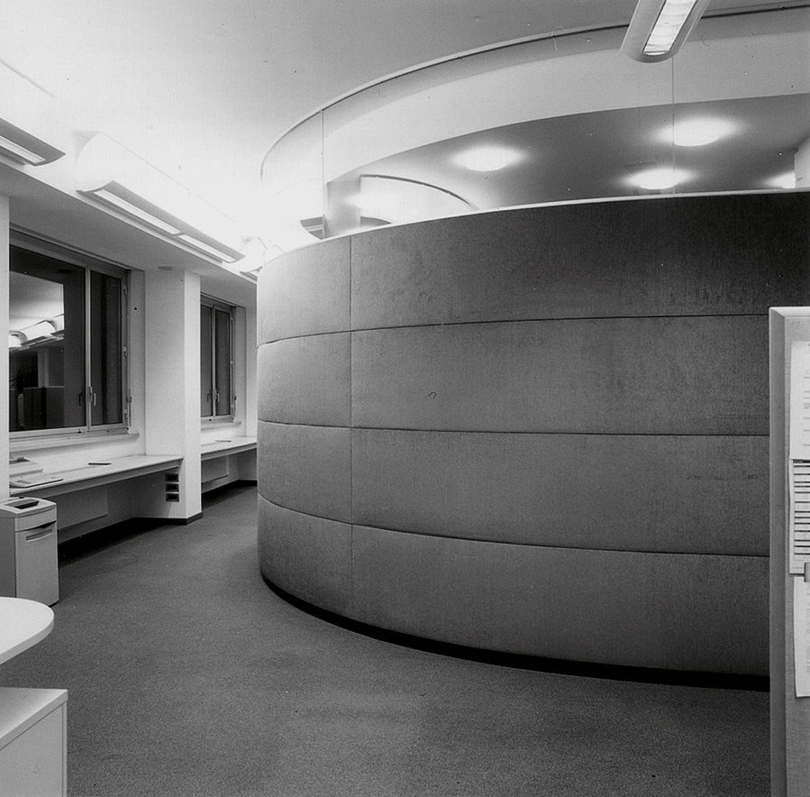 Veduta della parete curva del Consolato Generale di Svizzera, 1998 (Foto: archivio Broggi+Burckhardt)