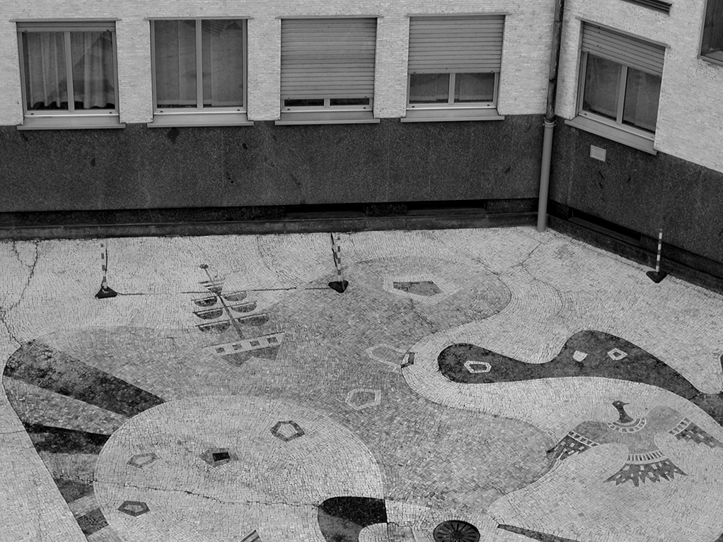 Veduta della corte interna prima della realizzazione della scala di sicurezza per l’autorimessa (Foto: archivio Broggi+Burckhardt)