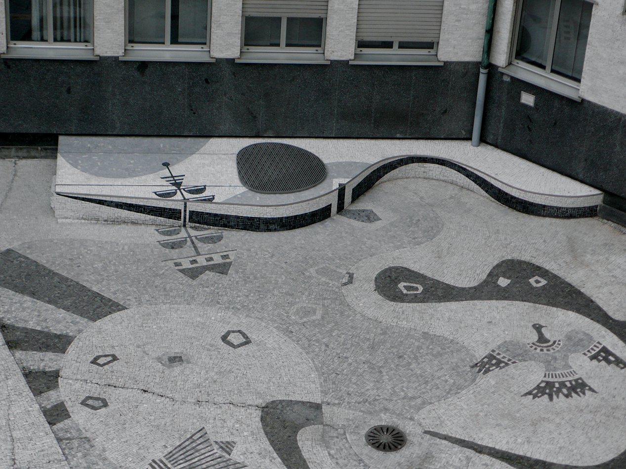 Veduta della corte interna dopo la realizzazione della scala di sicurezza per l’autorimessa (Foto: Marco Introini)