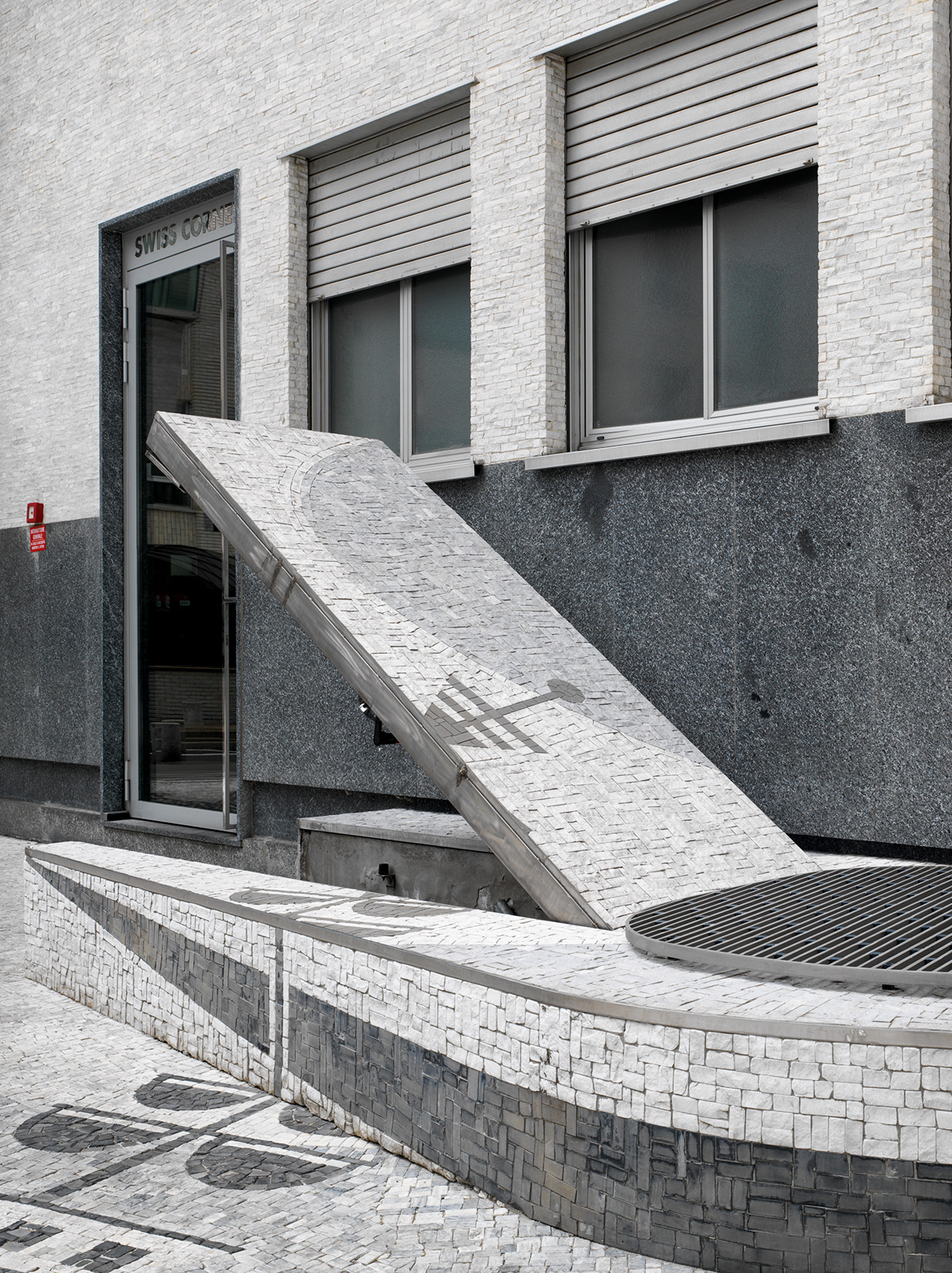 Dettaglio della copertura della scala, con l’adattamento del mosaico di Salvioni (Foto: Marco Introini)