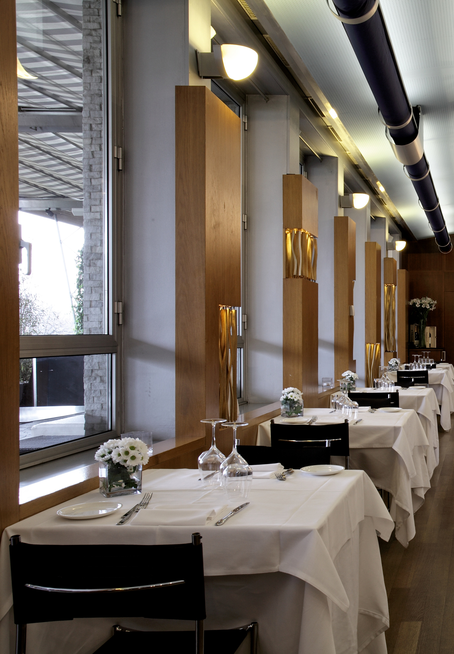 Dettaglio dei corpi illuminanti inseriti nel rivestimento dei pilastri della terrazza (Foto: Laura Larmo)