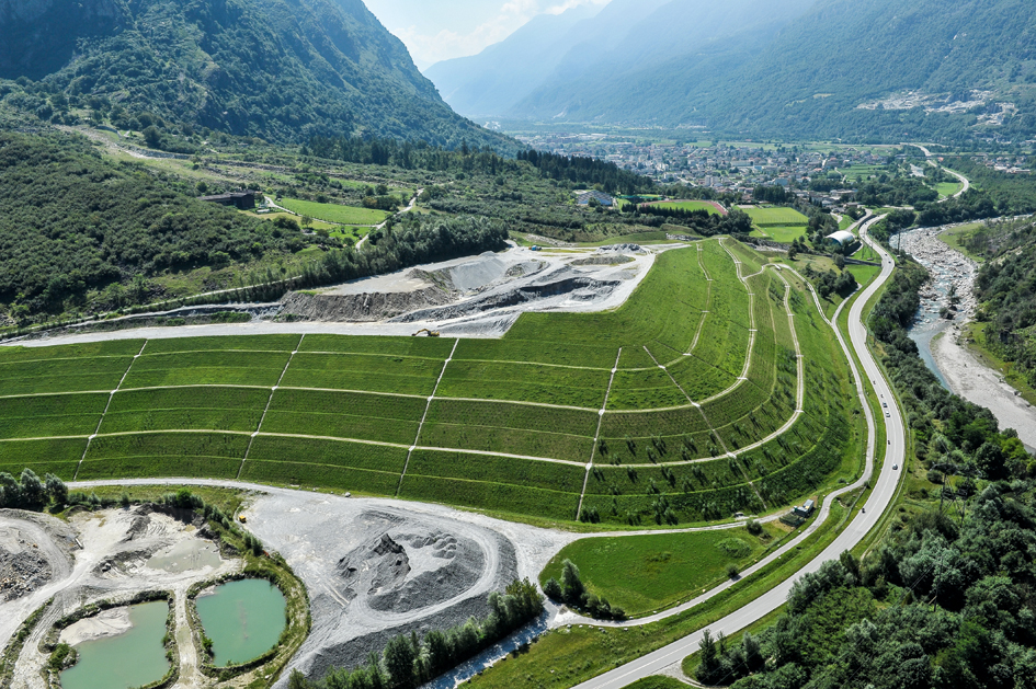Materialdeponie «Buzza di Biasca»: Das Ausbruchmaterial der Tunnellose Bodio und Faido gelangte über eine Förderbandanlage vom Installationsplatz Bodio ins benachbarte Bleniotal. Dort wurde es in einem ehemaligen Bergsturzgebiet aufgeschichtet.