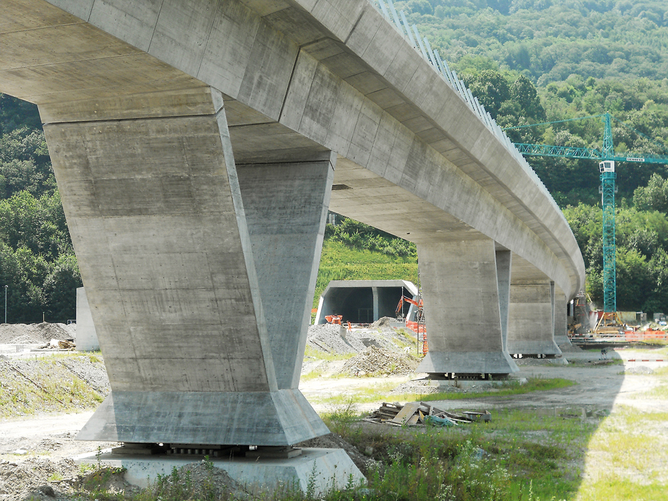 Im Vordergrund die neue Eisenbahnbrücke bei Camorino, im Hintergrund das Portal des Ceneri-Basistunnels.
