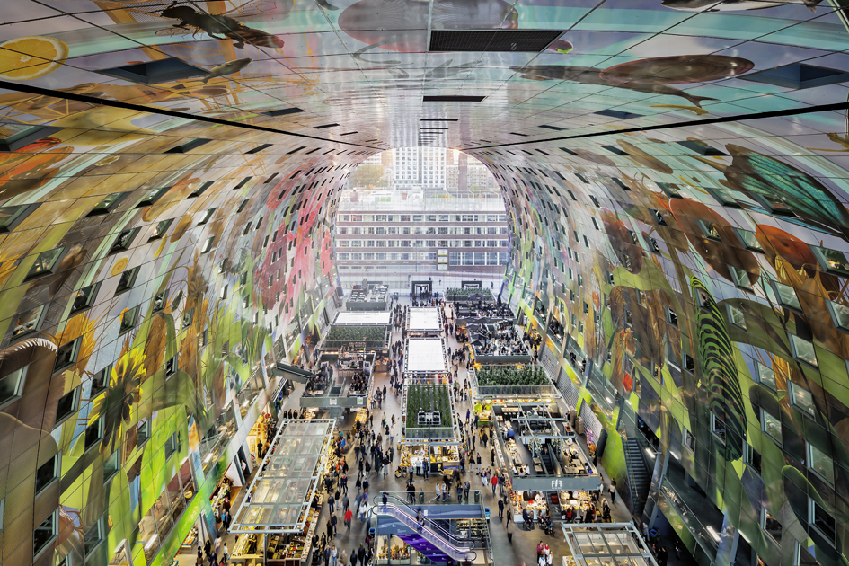 In der Halle sind aktuell 96 Marktstände platziert, der Warenmix bewegt sich von exklusivem Steak bis zur Currywurst. Auf den Dächern der Stahlkonstruktionen sind teilweise Terrassen als Probierstuben eingerichtet, geplant waren auch Flächen für Urban Gardening.