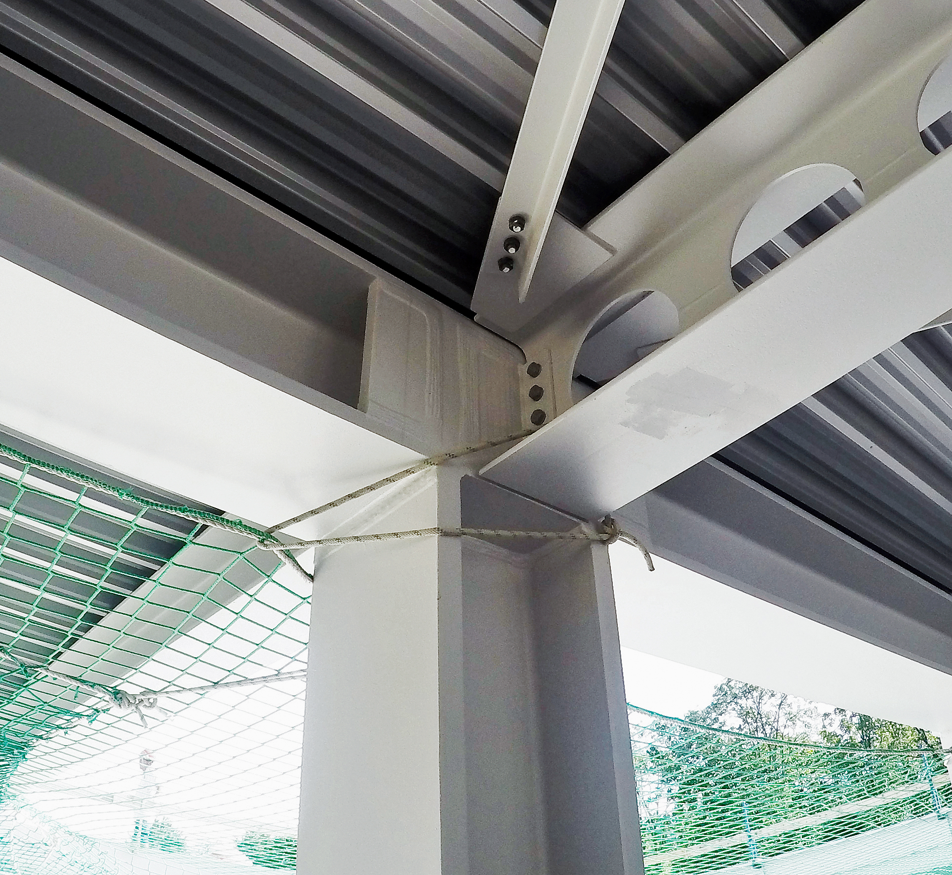 Biegesteife Ausbildung der Knoten des Vierendeelträgers. Die umfangreichen Schweissarbeiten im Werk betrugen etwa 750 Stunden pro Träger.