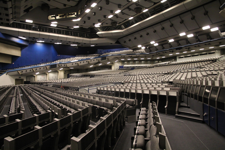 Der grosse Kongresssaal für 5000 Besuchende. Die Sitze sind mit mannigfachen technischen Finessen zur ausgerüstet.