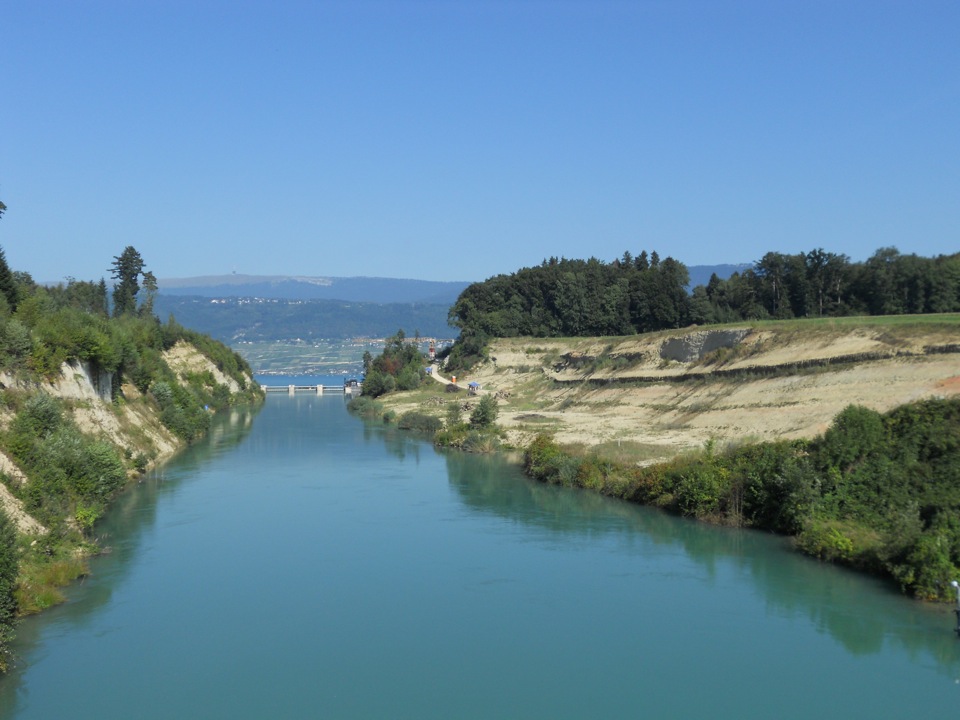 Hagneckkanal mit Ausfluss zum Bielersee. Ziel des Felsabtrags war es, Sturzraum zu schaffen, damit Rutschungen den Kanal nicht verstopfen.