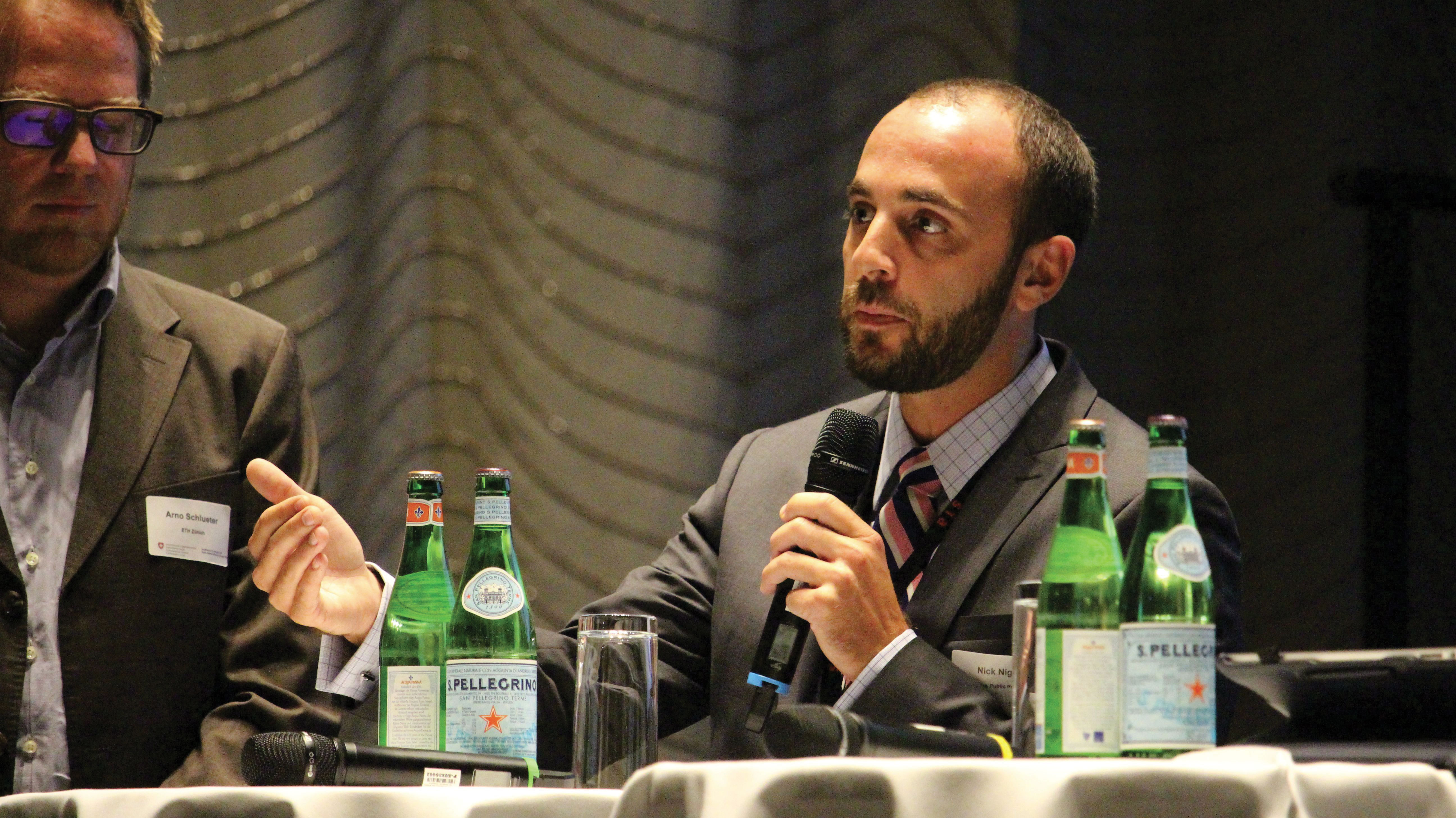 Arno Schlüter (g.) et Nick Nigro lors de la présentation des résultats d’atelier