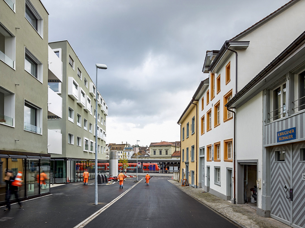 Blick vom Hintersteig zu den Bahngleisen und zur Altstadt: Die Neubauten sind auf dieser Seite aus Rücksicht auf die historischen Nachbarhäuser etwas niedriger.